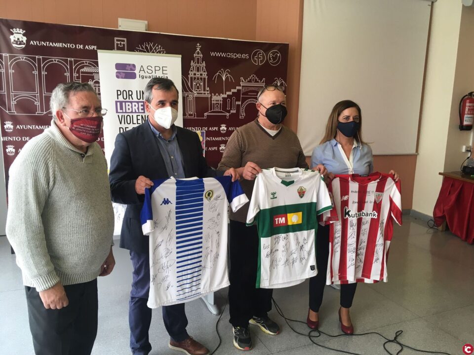 Entrega de las camisetas firmadas del sorteo 'Ayúdanos a ayudar a Zoe'