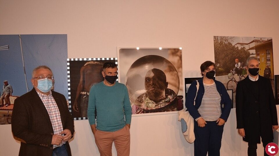 Antonio Manresa y Pérez Pont abren la la exposición de la Premio Nacional de Fotografía Cristina de Middel en Cigarreras