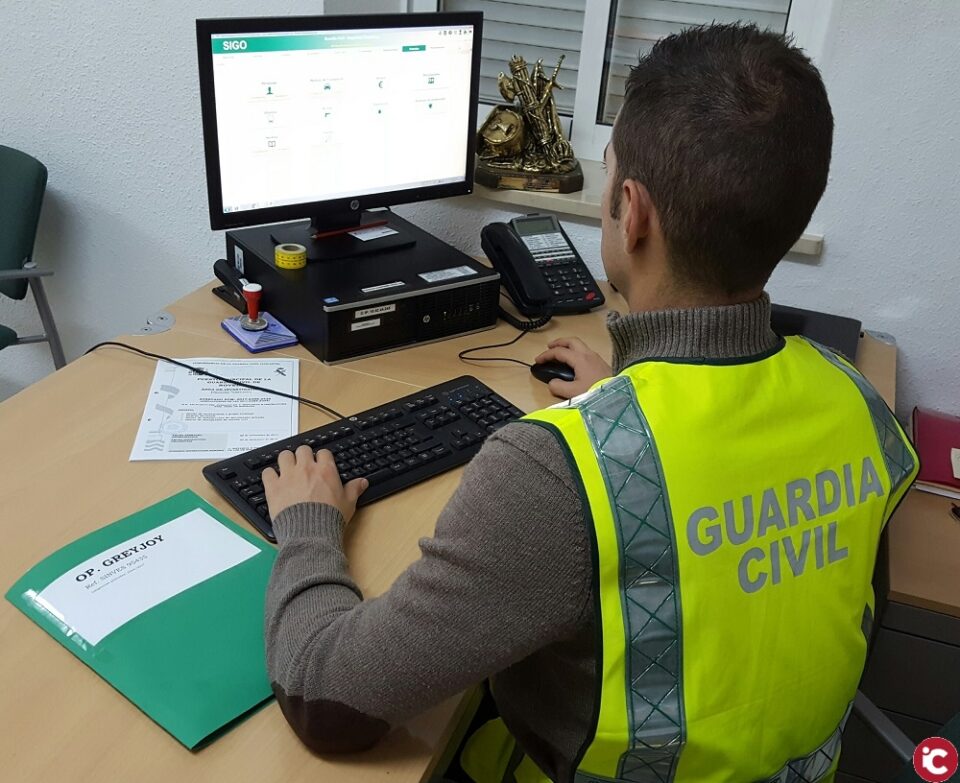 La Guardia Civil detiene a cuatro hombres acusados de estafar 100.000 euros a empresas de materiales de construcción