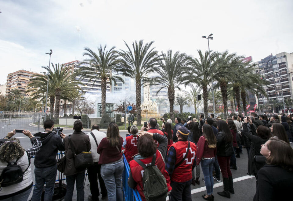 Alicante despide el año con dos mascletàs en la plaza de Luceros