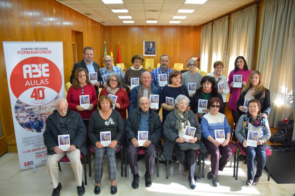 Aulas de la 3ª Edad inicia su 40 Aniversario con la publicación del libro 40 relatos para no olvidar
