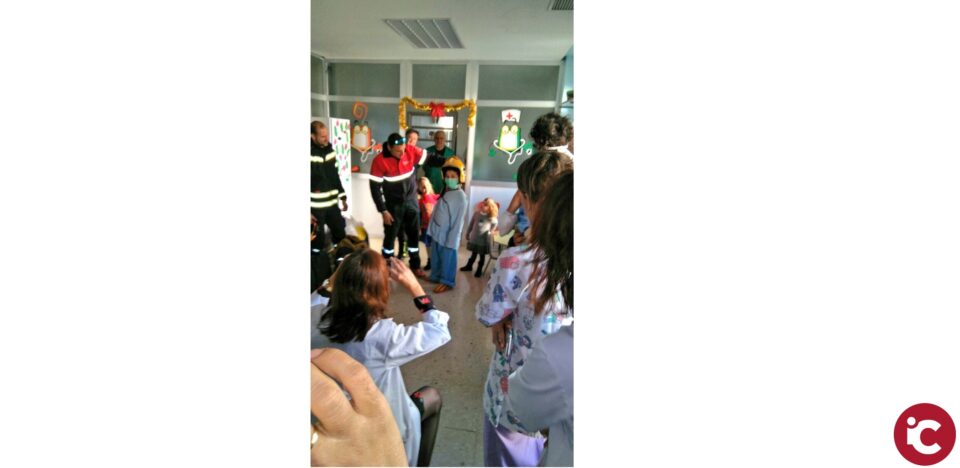 Los bomberos visitan el hospital de Elda