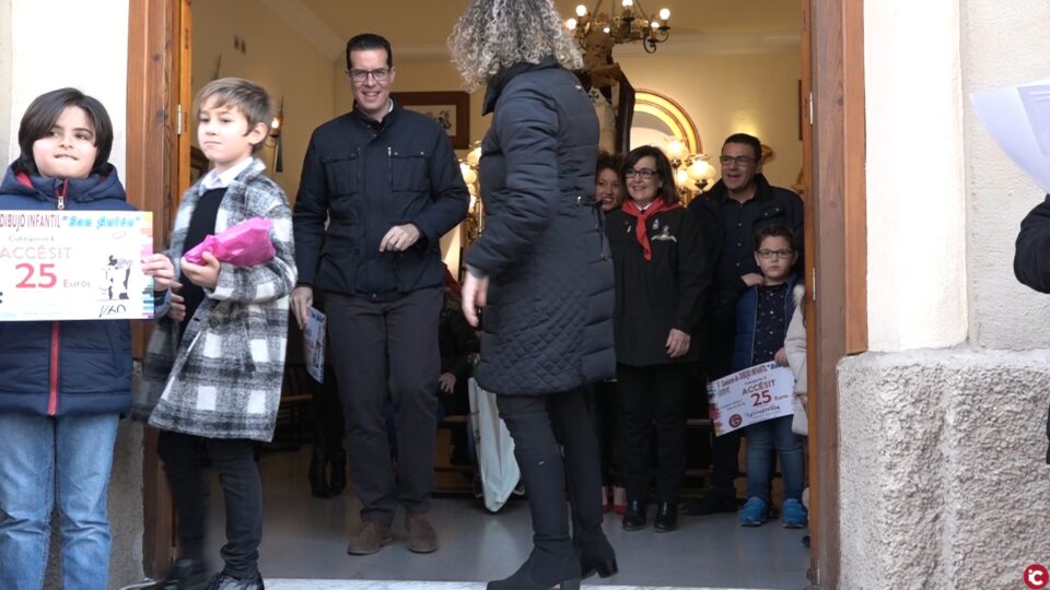San Antón abre sus puertas arropado por cientos de eldenses