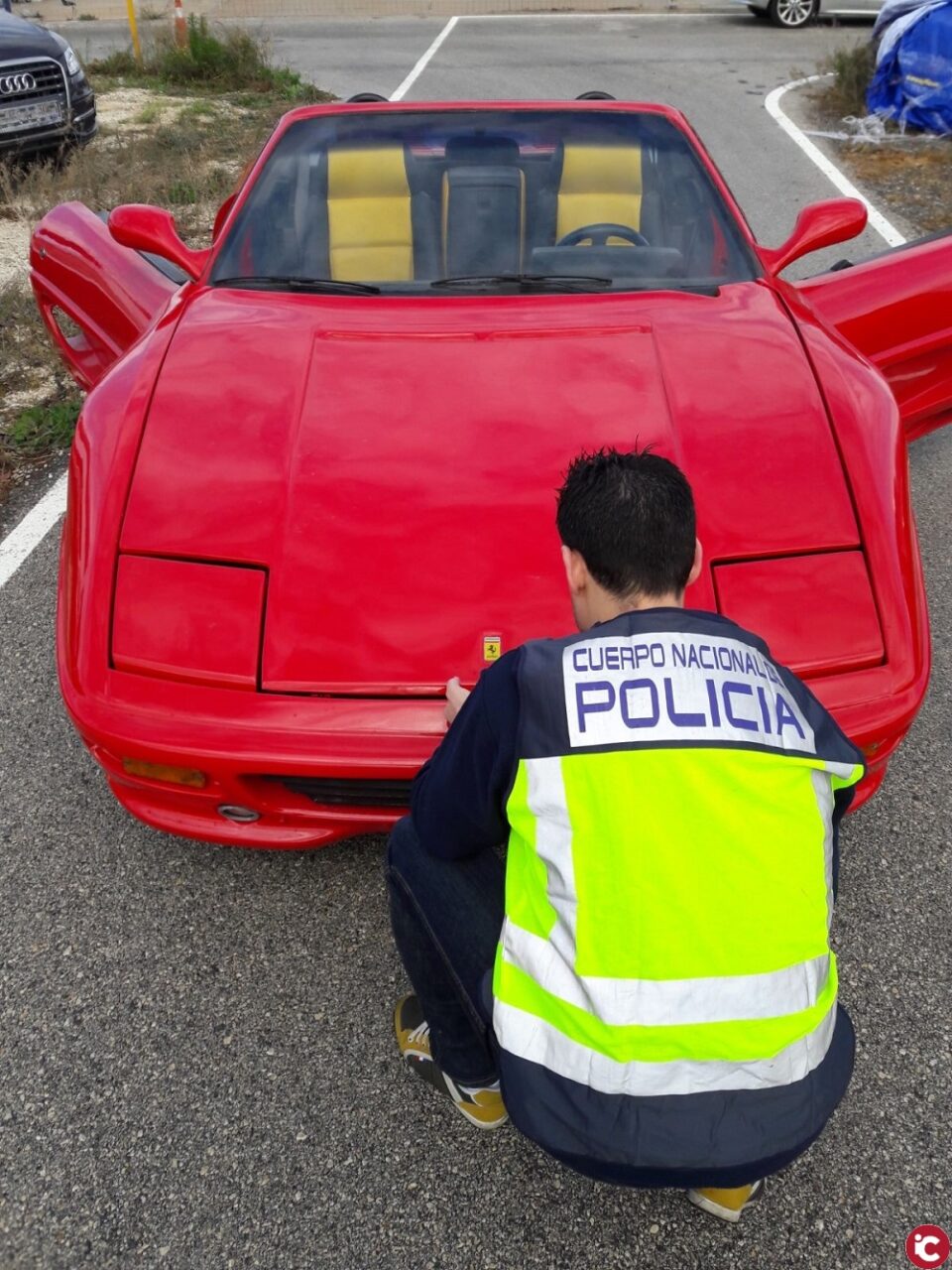 La Policía Nacional detiene a un hombre por modificar la carrocería de un vehículo para transformarlo en un Ferrari