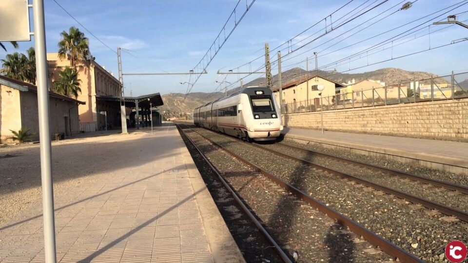 Adif se compromete a instalar un cerramiento tras detectar la Policía que se utiliza un camino paralelo y las vías del tren para llegar a los institutos