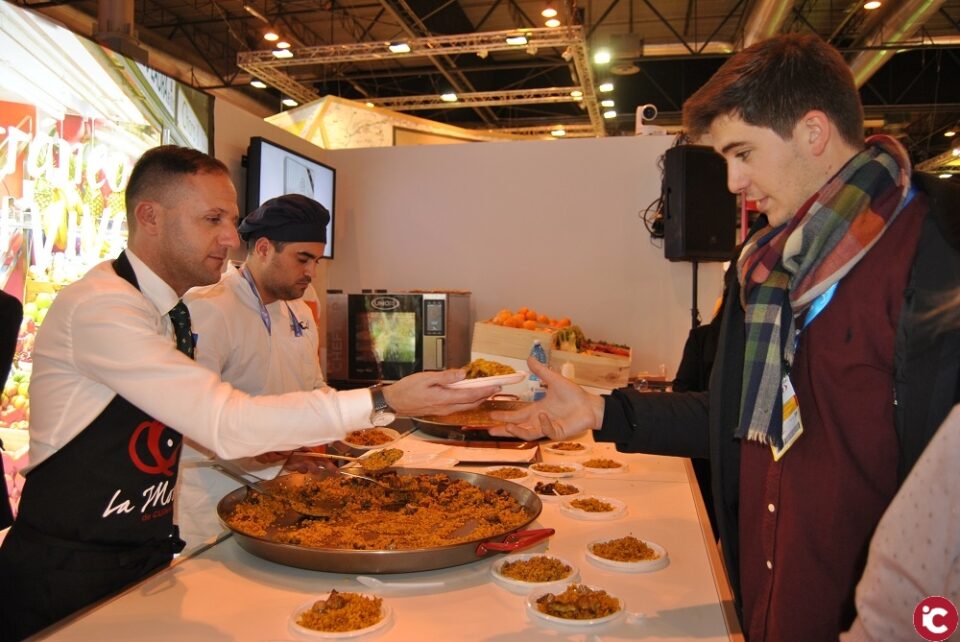 El arroz con conejo y caracoles de Pinoso inunda de sabor y tradición la feria de turismo más importante de España