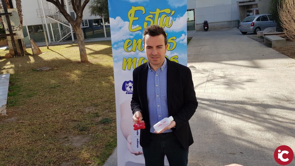 El Ayuntamiento lanza un a campaña de limpieza para combatir los excrementos y el orín de los perros en parques