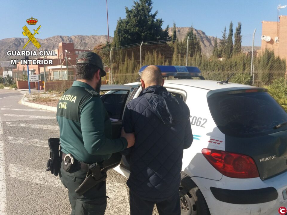La Guardia Civil detiene a dos hombres durante la comisión de un robo en una vivienda habitada
