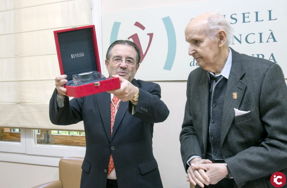 El CVC lliura la seua Medalla a la Reial Acadèmia de Belles Arts de Sant Carles
