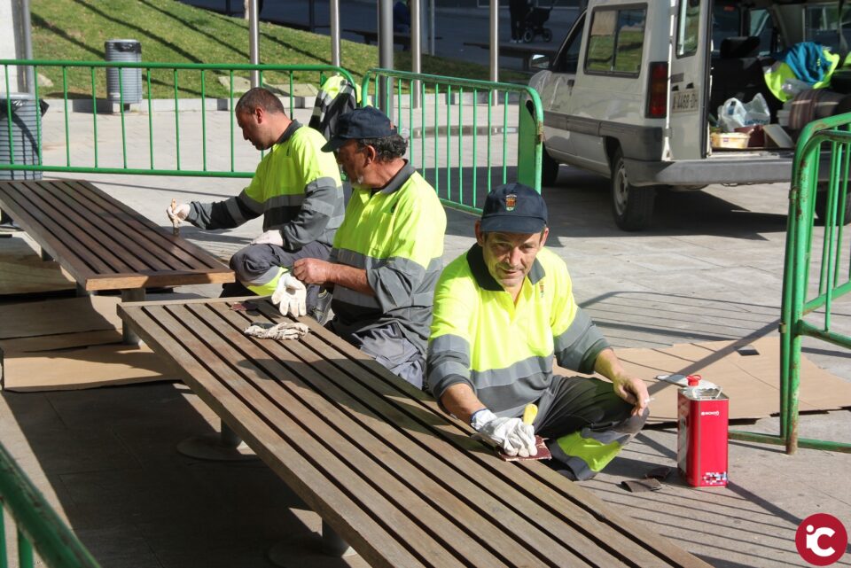 El Ayuntamiento contrata a desempleados para acondicionar el mobiliario urbano