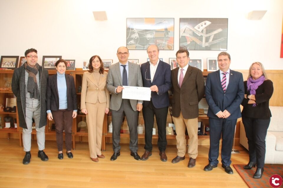 La Universitat dAlacant lliura a Càritas el xec solidari del Concert de Nadal de lOFUA