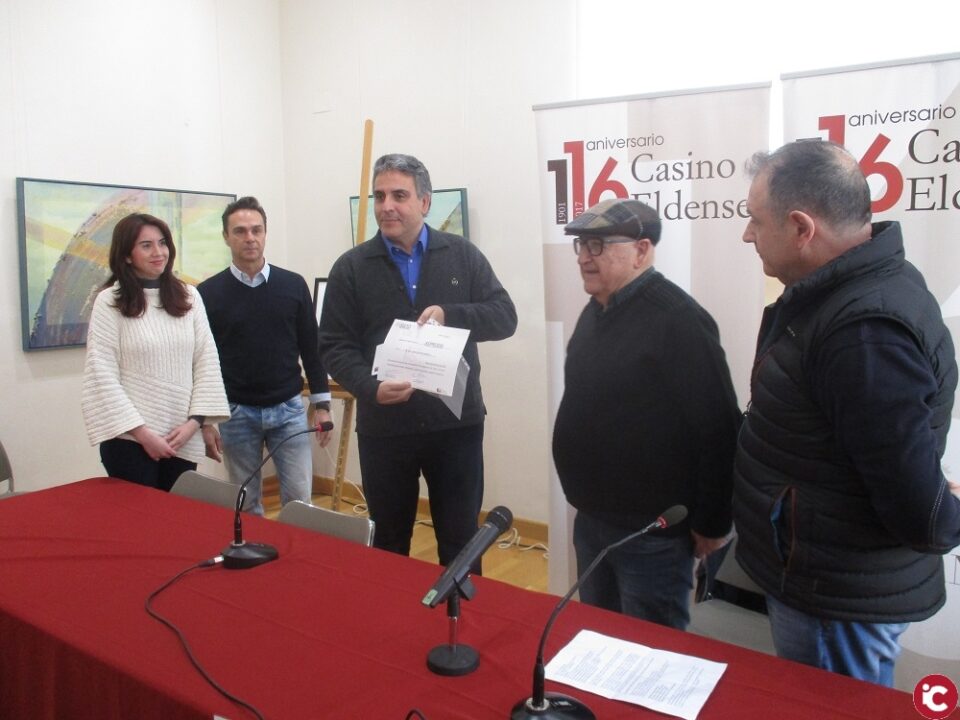 El Casino entrega a la nueva directiva de ASPRODIS la recaudación de la muestra de fotografías