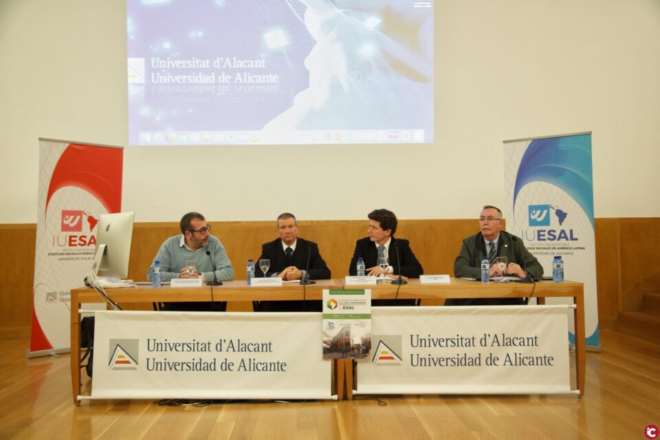 El vicerector de la UA Juan Llopis anuncia la nova modalitat d'Erasmus KA107 en la presentació de les I Jornades d'Estudis Socials d'Amèrica Llatina de l'IUESAL