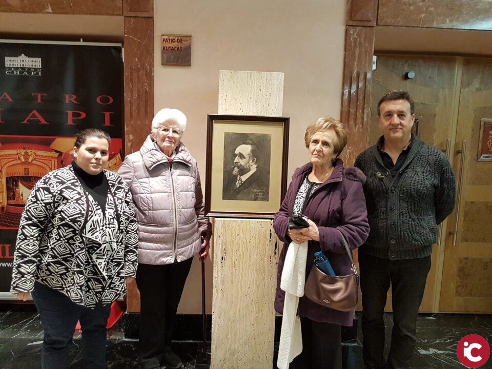 La familia Guillén Fernández dona un cuadro al Teatro Chapí.