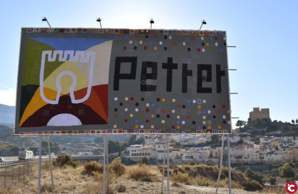 Petrer se promociona con la primera valla de ganchillo de la Comunidad Valenciana