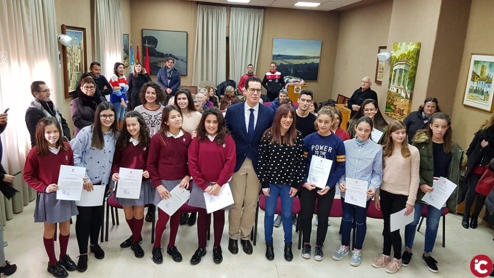 El alcalde recibe a 14 alumnos de Elda con premio extraordinario al rendimiento académico