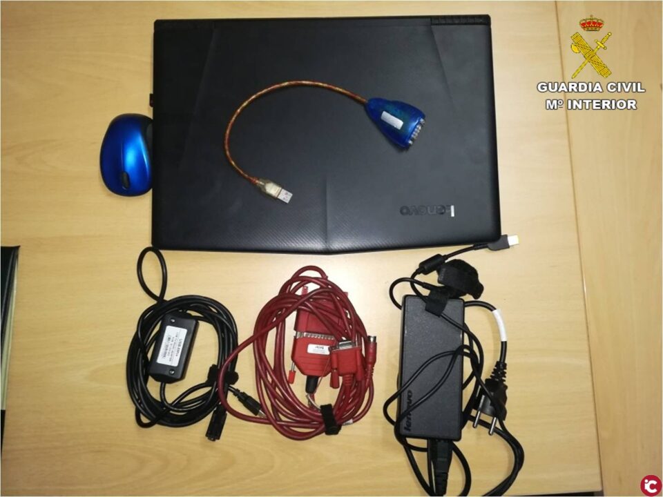 La Guardia Civil detiene en Pinoso a varios menores que extorsionaron a otro para que comprara un ordenador robado