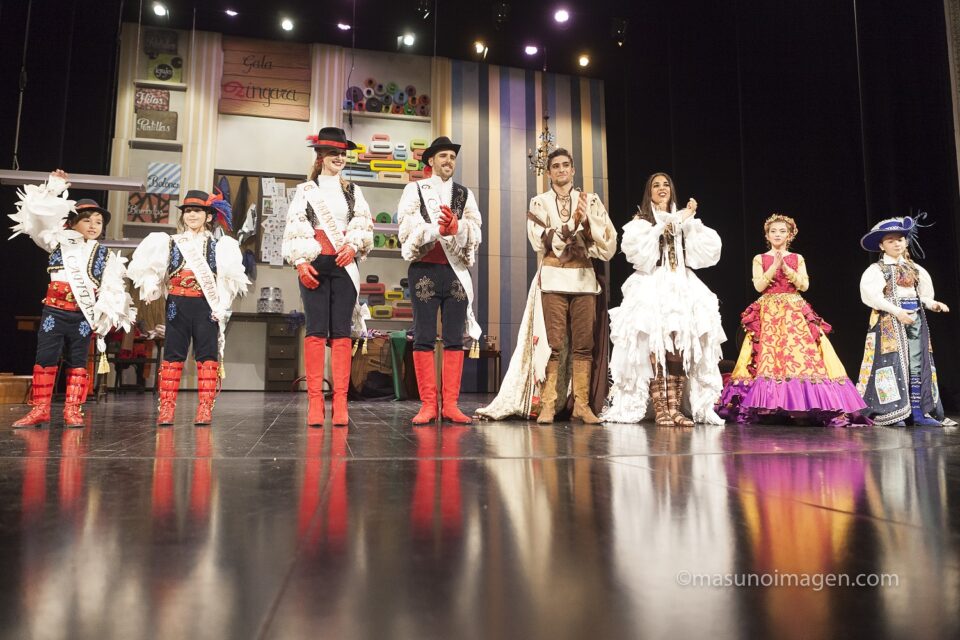 La Comparsa de Zíngaros consolida con éxito su Gala tras cuatro ediciones