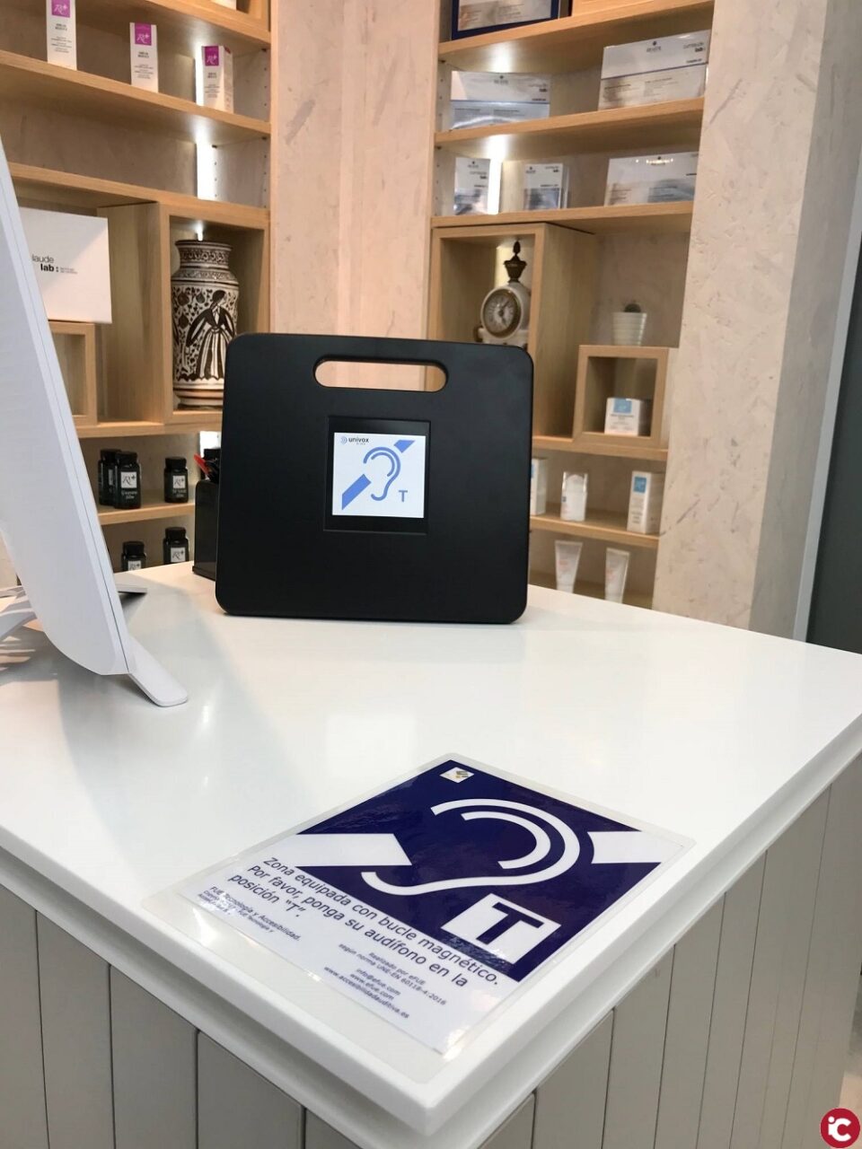 Una farmacia eldense la primera en implantar bucle magnético permitiendo la accesibilidad de personas con deficiencias auditivas