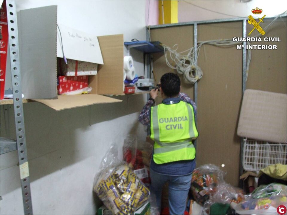 La Guardia Civil detiene en San Vicente a tres hombres por extorsionar al dueño de un local durante un año