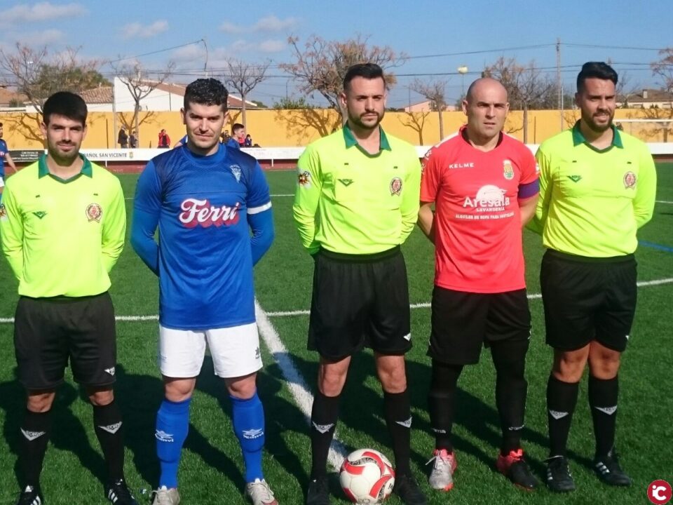 El líder empata con el Villena gracias a un penalti inexistente