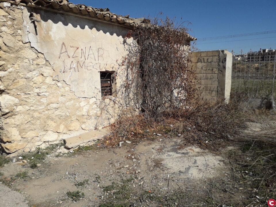 Se realiza una limpieza en el camino de los Prados de Villena