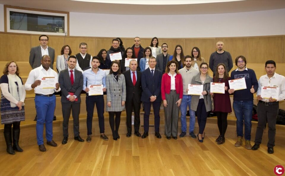 La UA lliura les credencials a estudiants beneficiaris de les Beques Santander de Mobilitat Internacional