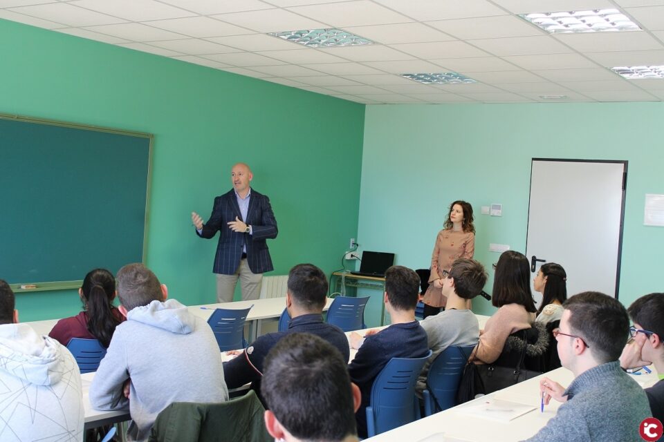25 jóvenes realizan en Ibi un curso gratuito de comercio y almacén
