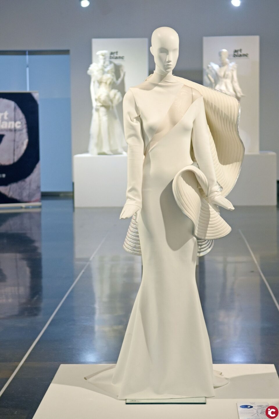 El proyecto expositivo de moda Artenblanc en la Lonja del Pescado de Alicante