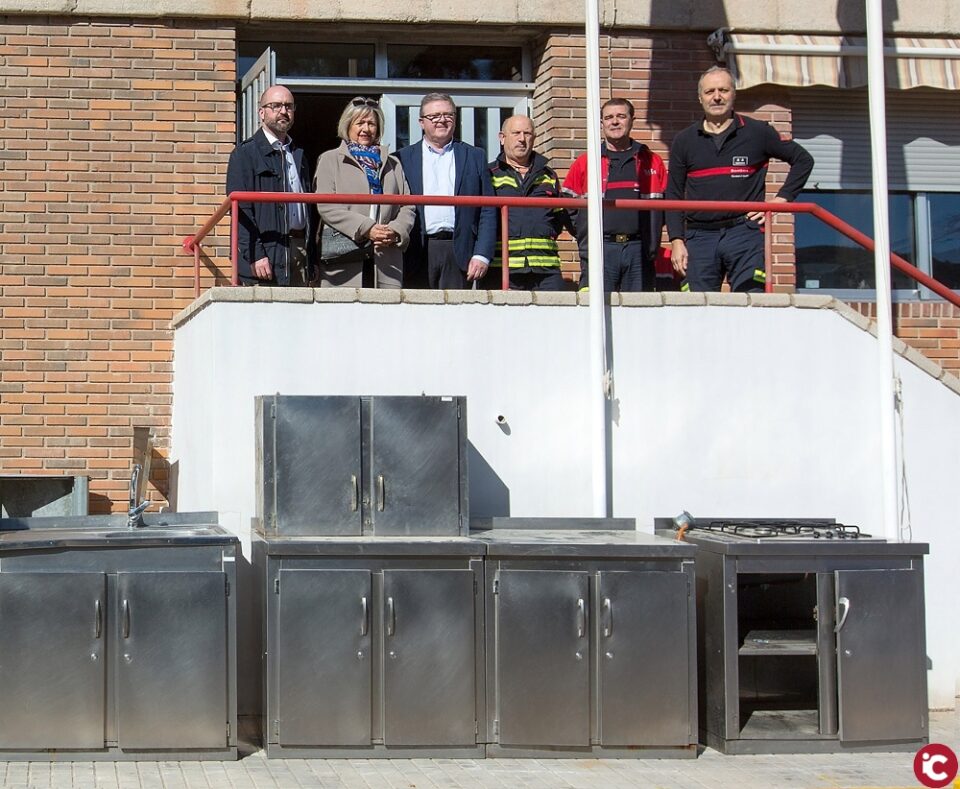 El Consorcio Provincial de Bomberos dona una cocina completa a la asociación humanitaria Centro Emaús