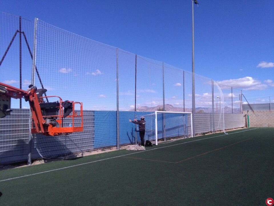 Deportes Continúa con las mejoras en el campo de fútbol "Las Fuentes"