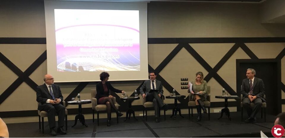 Toni Francés modera una taula redona en un fòrum de territoris