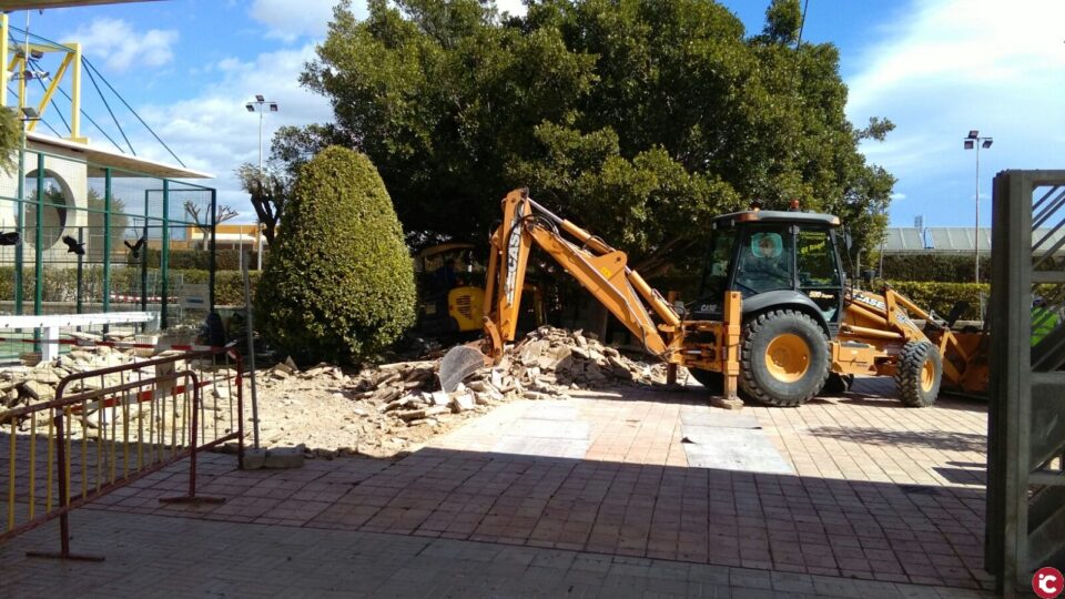 El Ayuntamiento repara la entrada principal de la Ciudad Deportiva Municipal