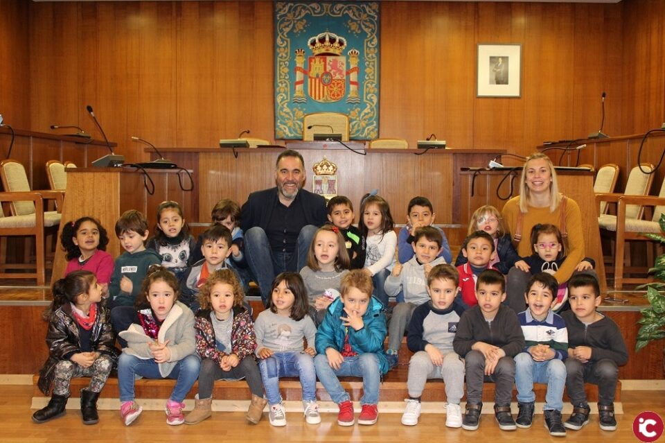 Los alumnos de Infantil del colegio Salesianos de Ibi visitan el Ayuntamiento