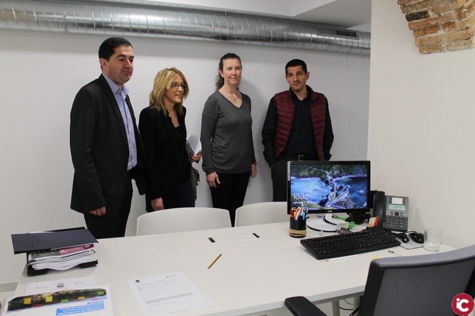 L'alcalde Toni Francés i la regidora Vanessa Moltó han presentat en societat aquest matí la nova oficina de Comerç