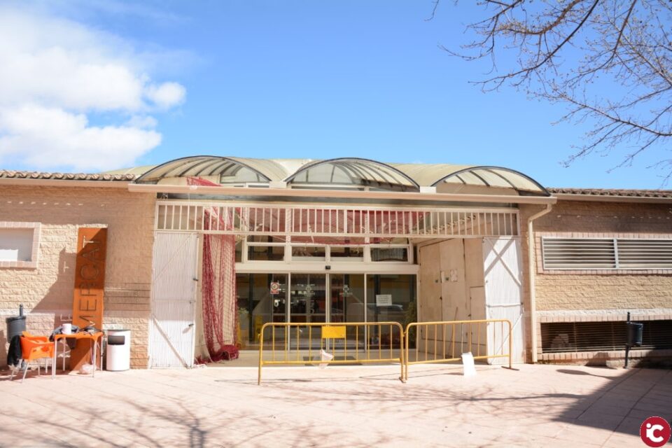 Cambio de Cubiertas en las entradas del Mercado de Abastos