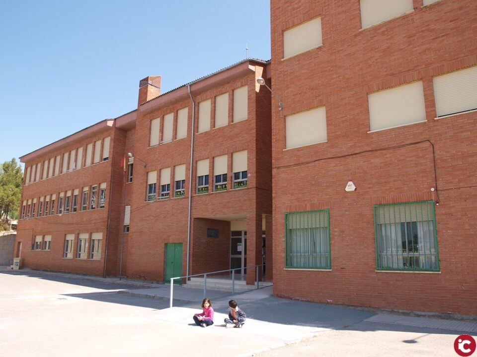 El Diputado Socialista Rafael Briet visita el Colegio Pla y Beltrán para conocer su estado y mantener una reunión con la dirección del Centro y el AMPA.