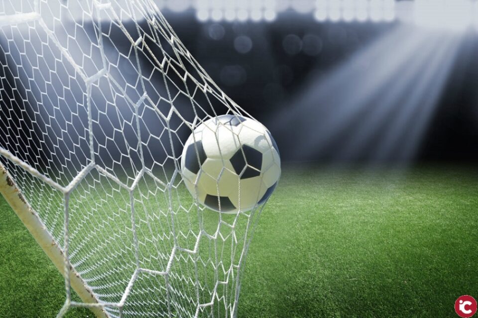 Partido internacional de fútbol en el campo municipal "el Pardo"