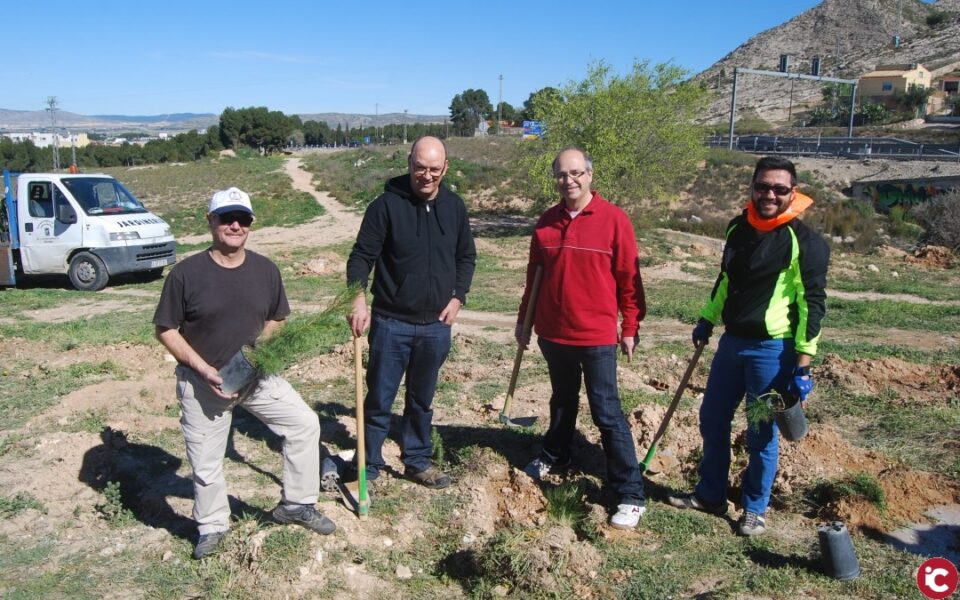 Villena conmemora el Día del Árbol con la plantación de más de 800 nuevos ejemplares