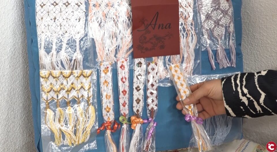 Las Asociación de Amas de Casa inaugura su exposición de bolillos y manualidades