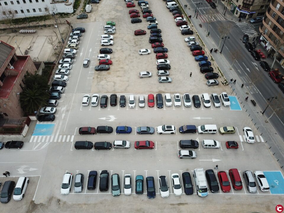 Actuacions en la Plaça Al Azaq per a millorar la distribució dels aparcaments i facilitar el trànsit dels vianants