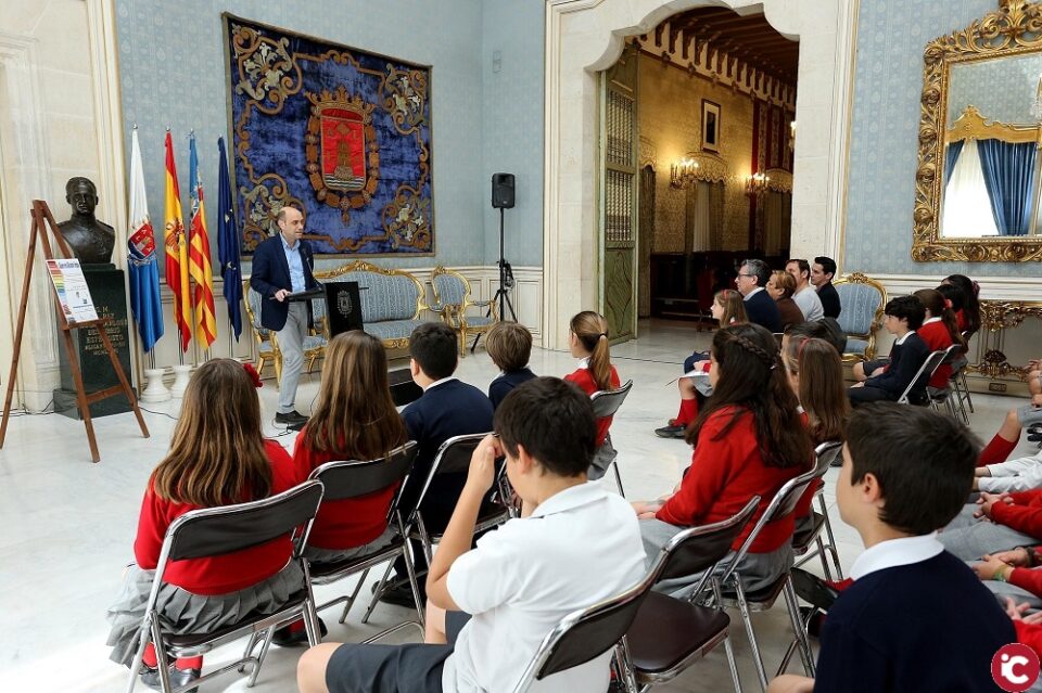 El alcalde de Alicante presenta el concurso escolar Quiero mi Alicante limpia acompañado por los alumnos de quinto de Primaria del colegio Inmaculada-Jesuitas