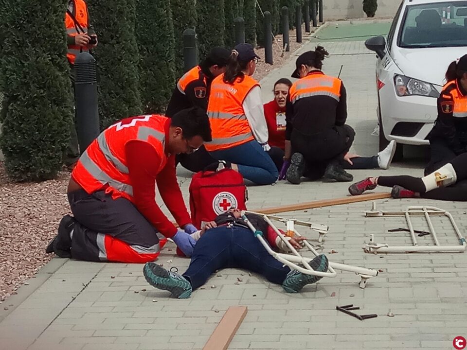 Medio centenar de voluntarios de la Agrupación de Protección Civil del Ayuntamiento de Alicante y Cruz Roja se preparan para participar en el dispositivo de Santa Faz 2018