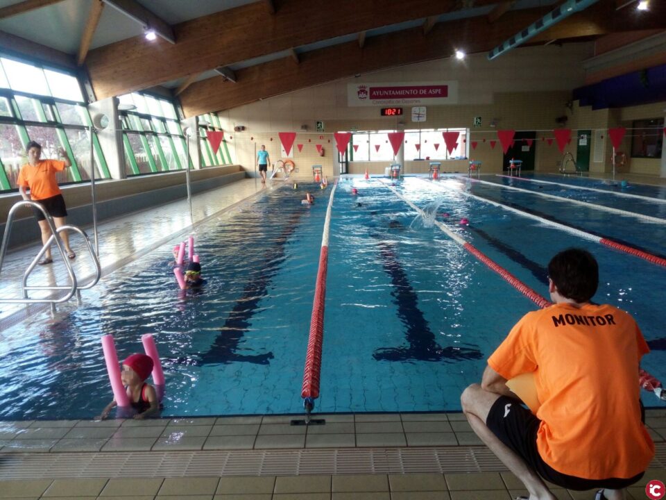 Más de 850 personas clausuran el trimestre de los cursos de natación