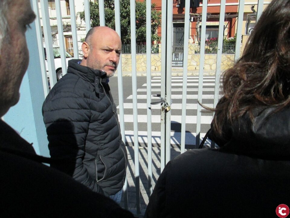 El Diputado Socialista Rafael Briet visita el Colegio Teixereta con motivo de su reciente inclusión en el Plan Edificant