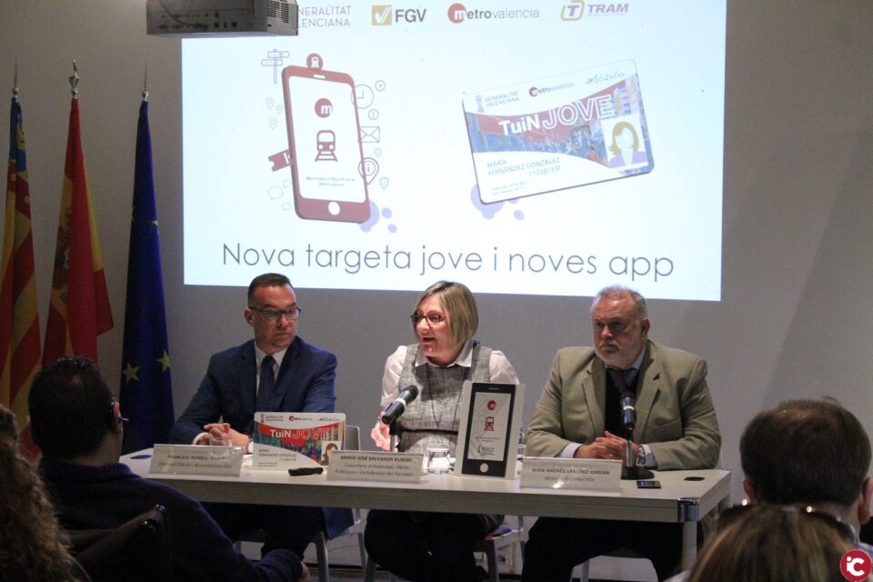 Salvador: 'Amb les noves aplicacions mòbils i la Targeta Jove fomentem el transport públic'
