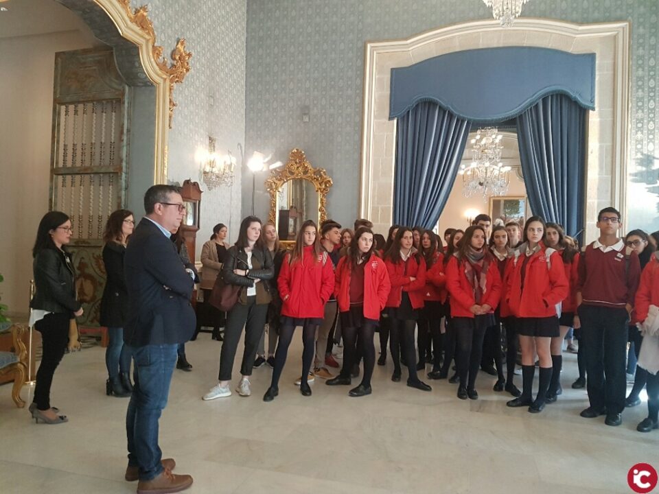 El Ayuntamiento de Alicante recibe a un grupo de alumnos de intercambio de Francia y del colegio San Agustín