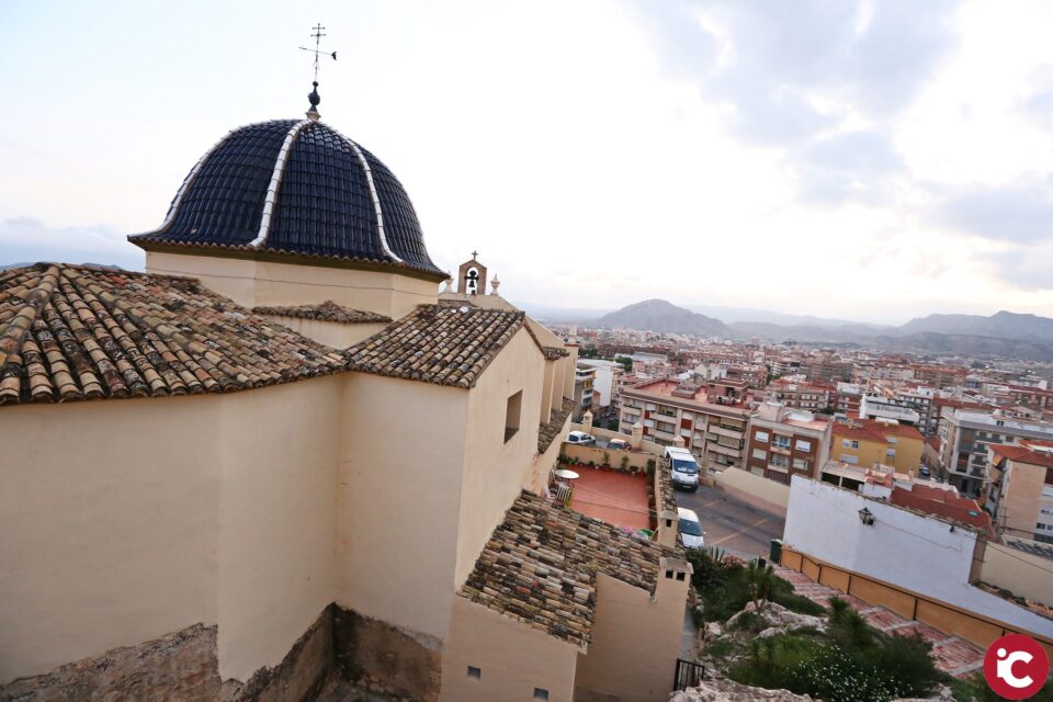 Petrer apaga las luces del castillo y de las ermitas en La hora del Planeta