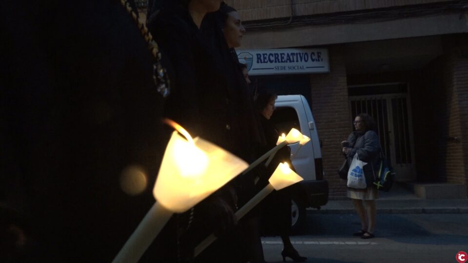 El viento no impide que la nueva hermandad de Altozano procesione por primera vez por las calles del barrio