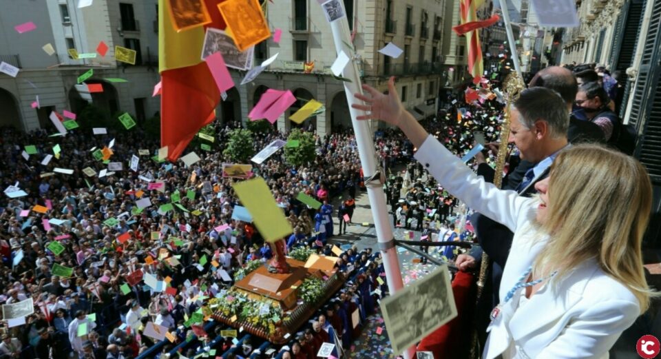 La Plaza del Ayuntamiento acoge el encuentro que llena de color el domingo de resurrección y pone fin a la Semana Santa